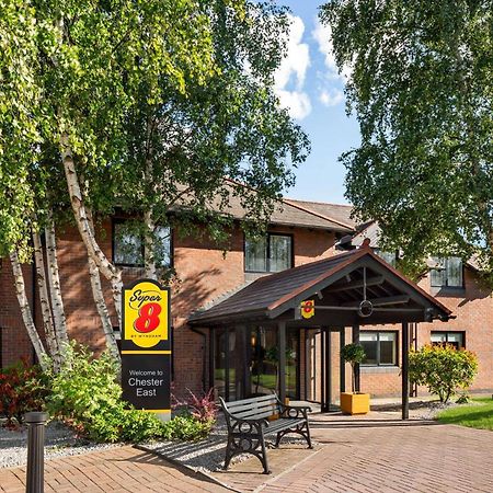 Super 8 By Wyndham Chester East Екстериор снимка