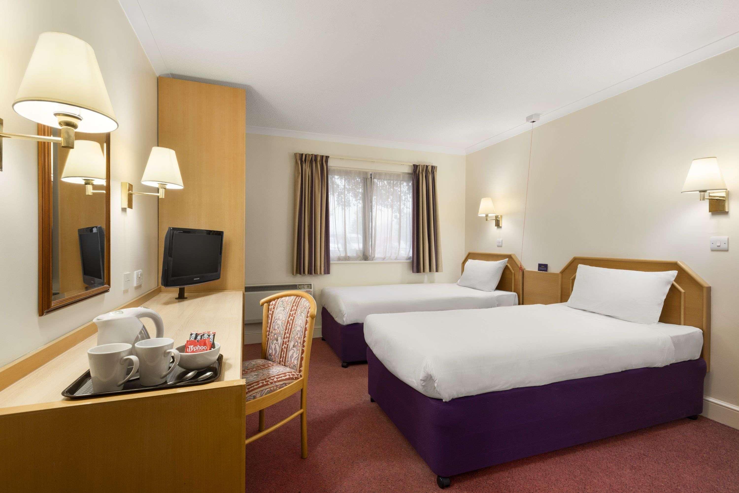 Super 8 By Wyndham Chester East Екстериор снимка
