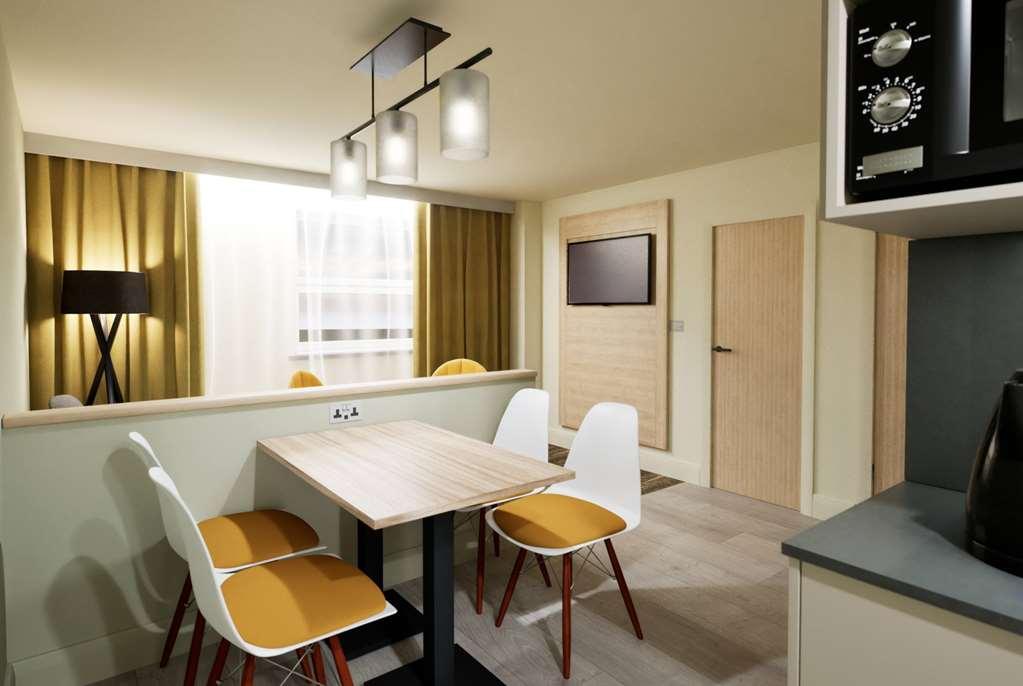 Super 8 By Wyndham Chester East Стая снимка