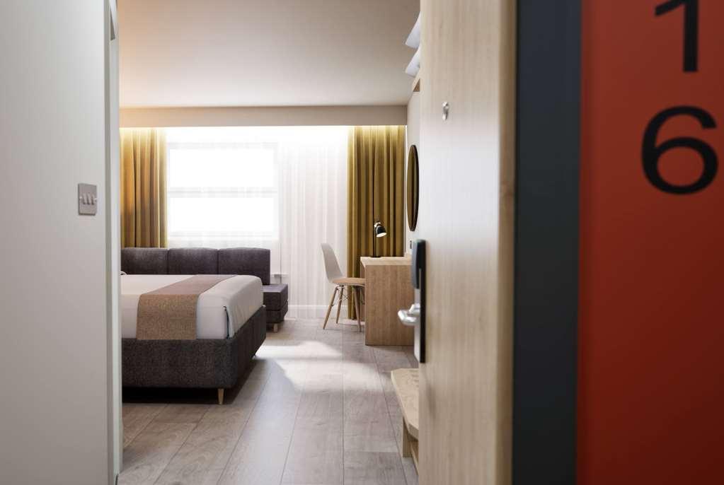 Super 8 By Wyndham Chester East Стая снимка