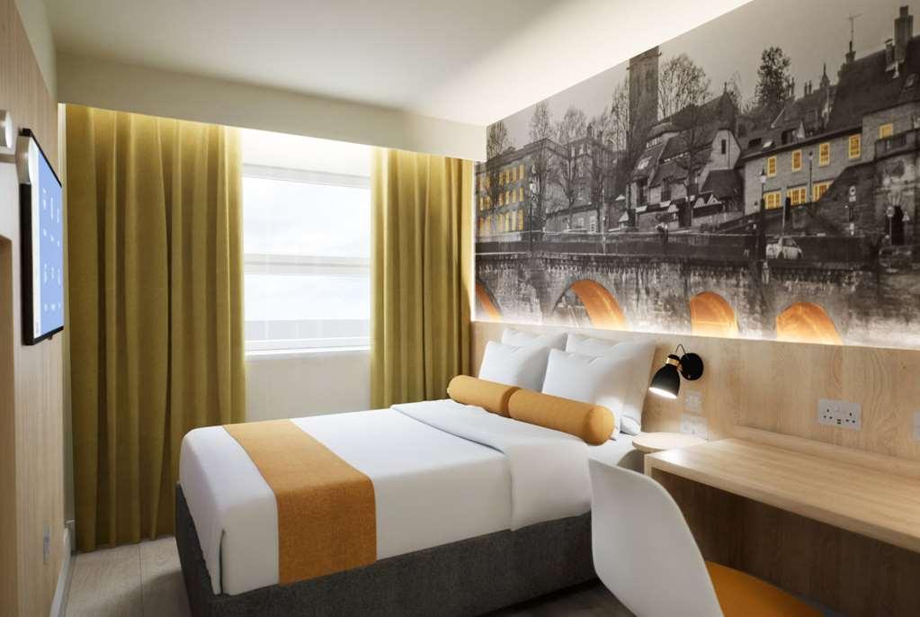 Super 8 By Wyndham Chester East Стая снимка