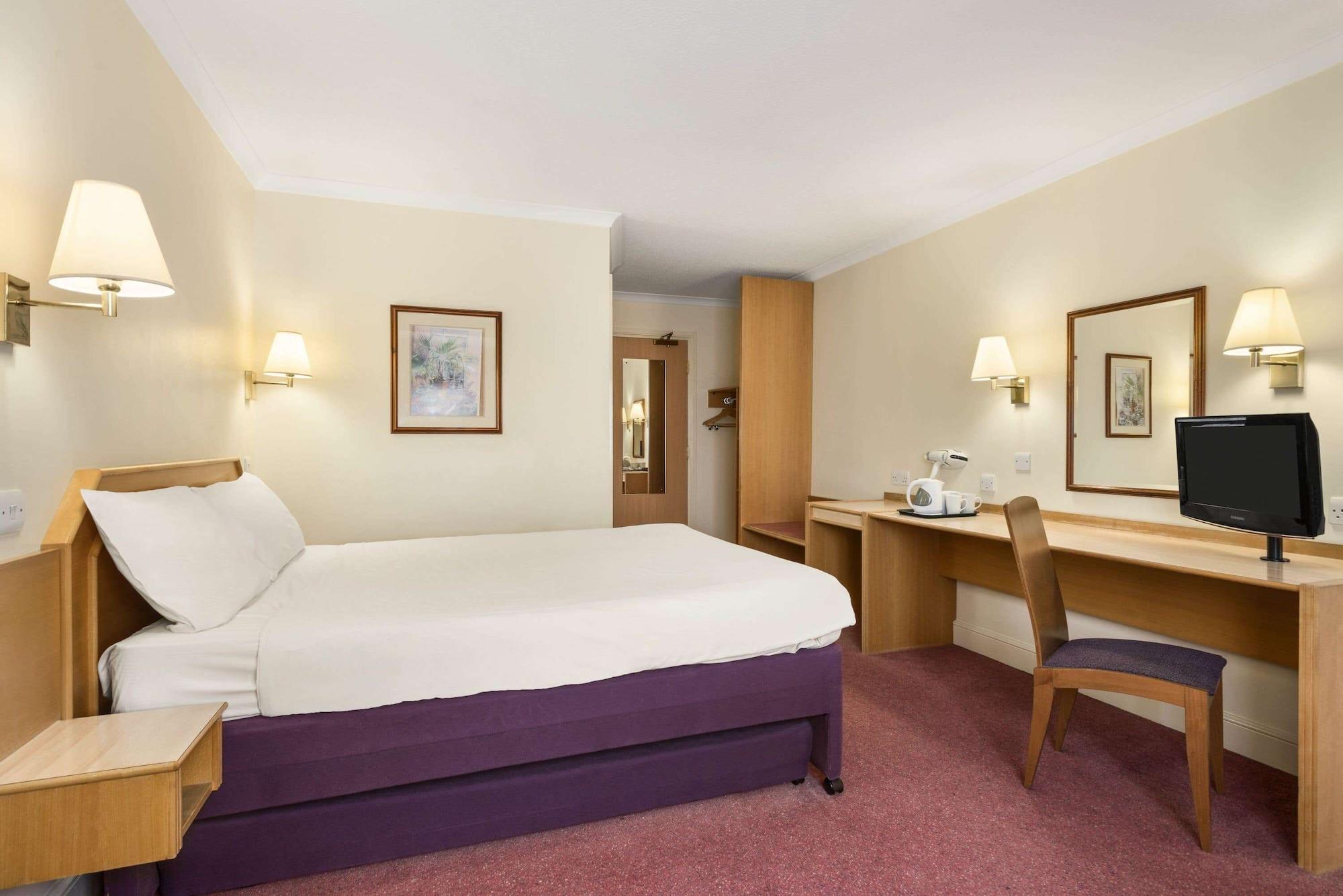 Super 8 By Wyndham Chester East Екстериор снимка
