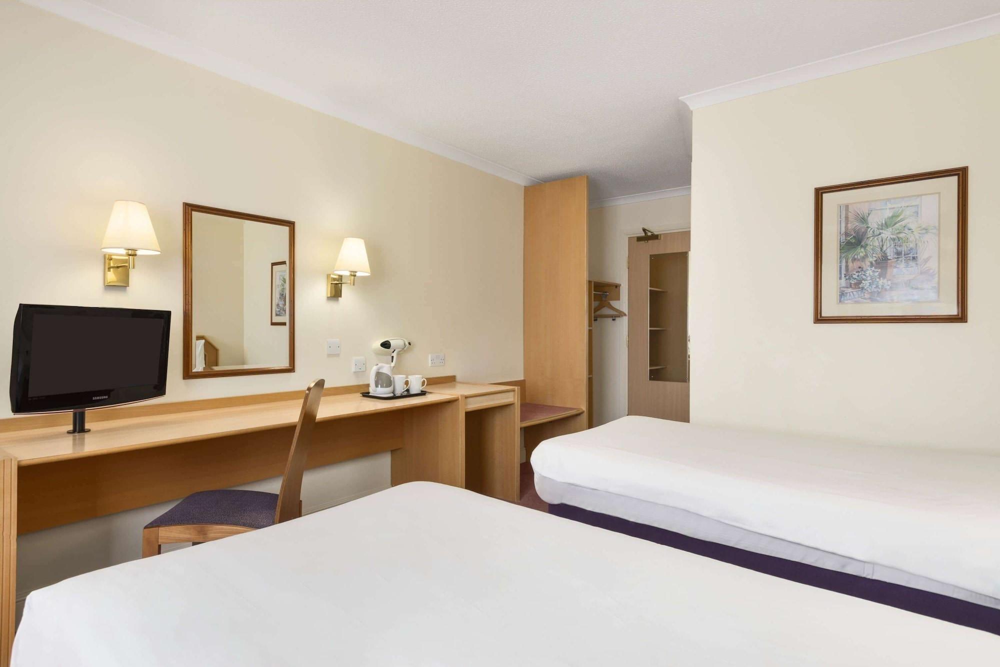 Super 8 By Wyndham Chester East Екстериор снимка