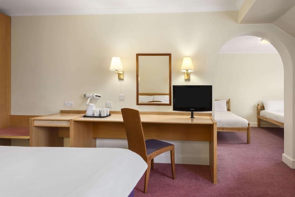 Super 8 By Wyndham Chester East Екстериор снимка