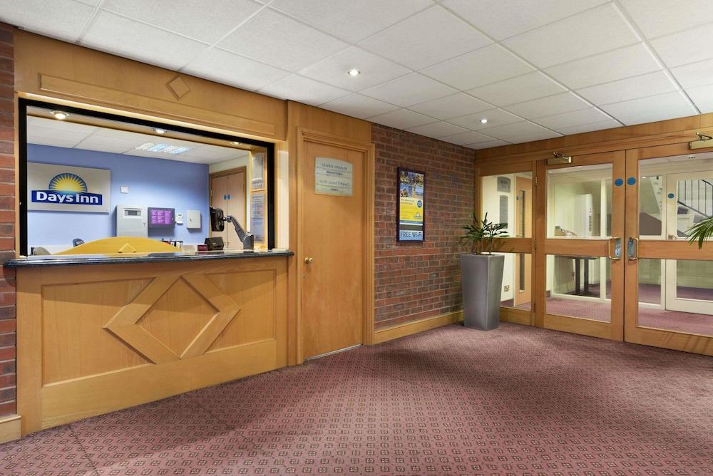 Super 8 By Wyndham Chester East Екстериор снимка