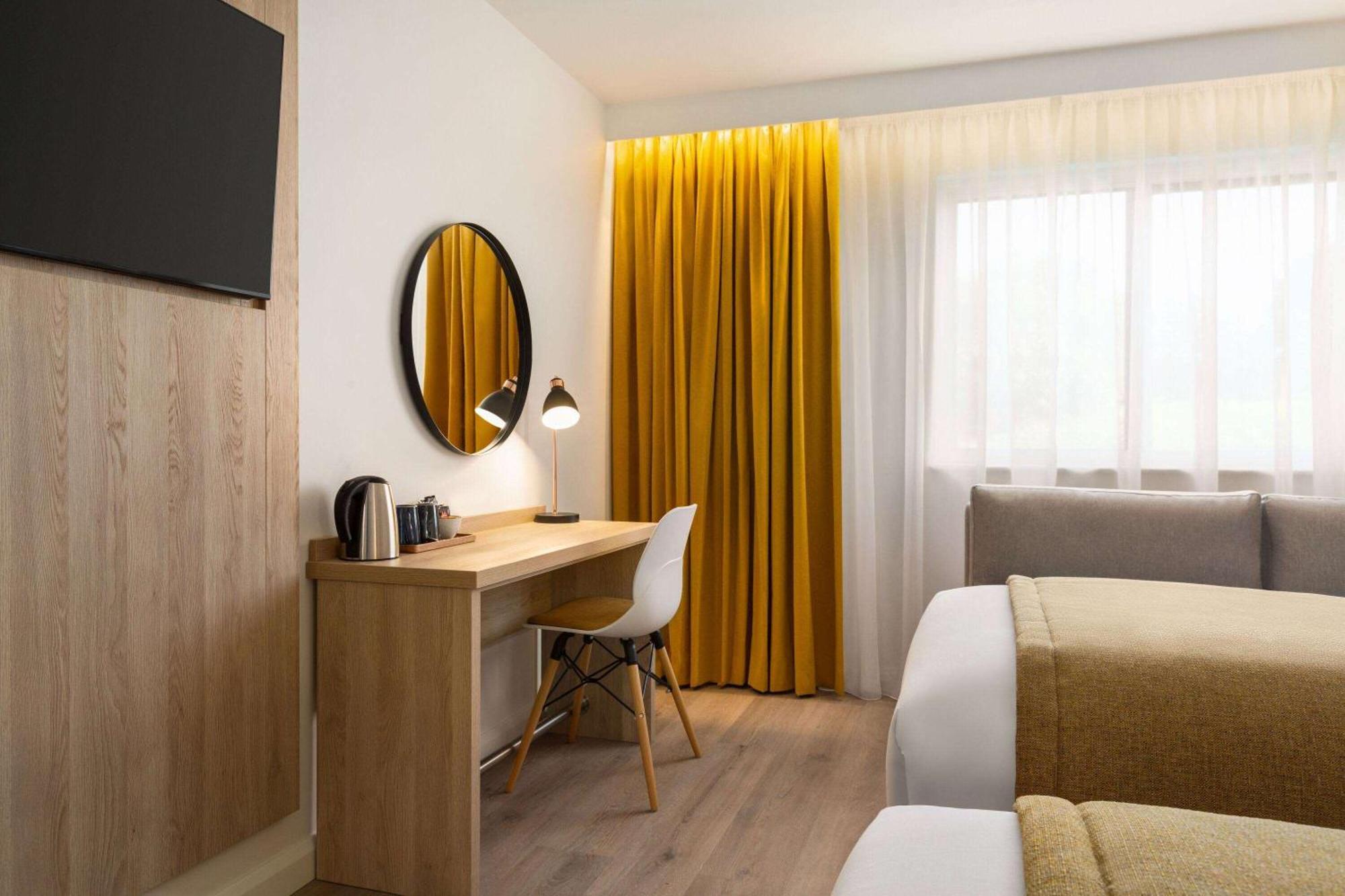 Super 8 By Wyndham Chester East Екстериор снимка