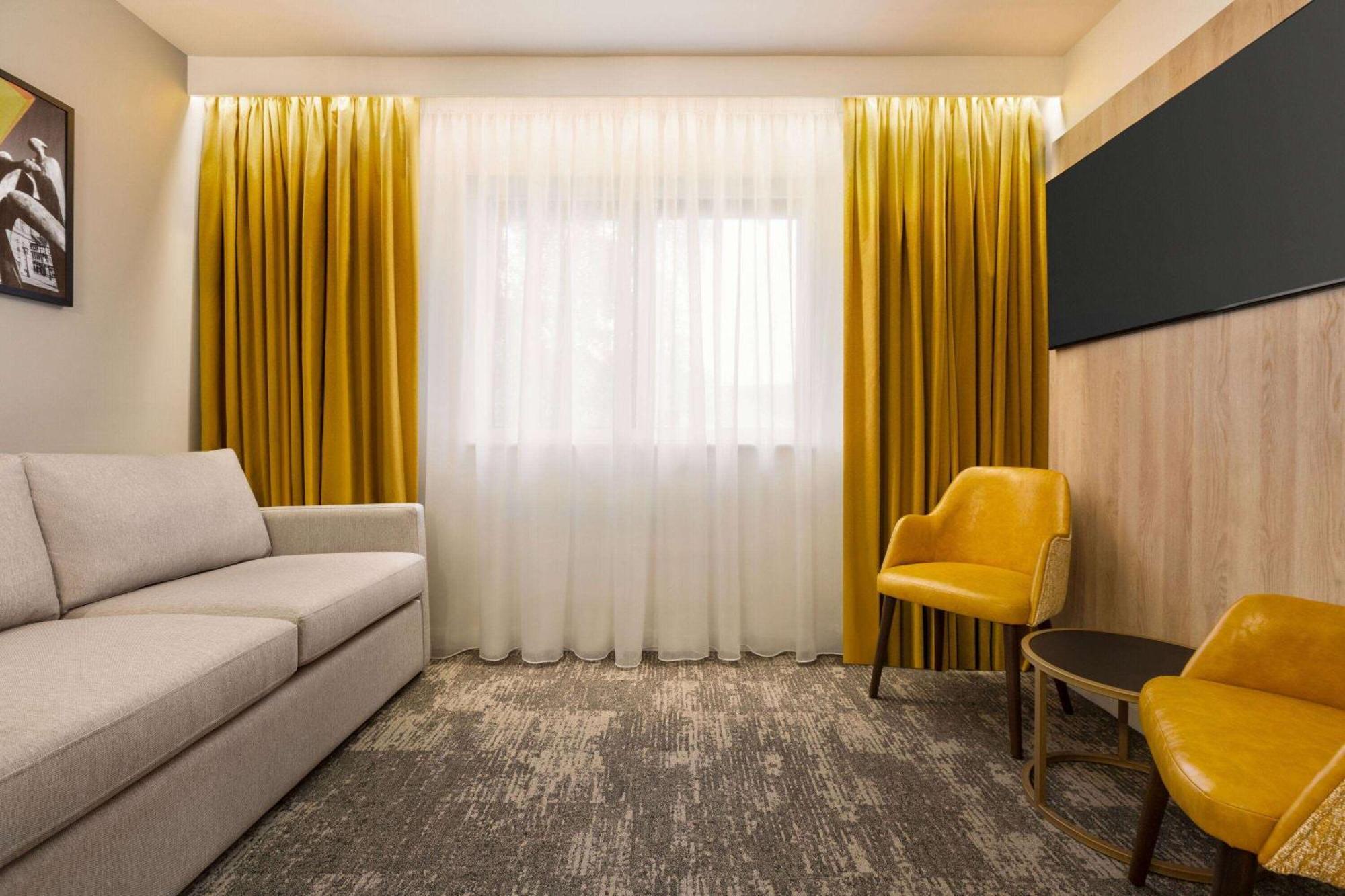 Super 8 By Wyndham Chester East Екстериор снимка