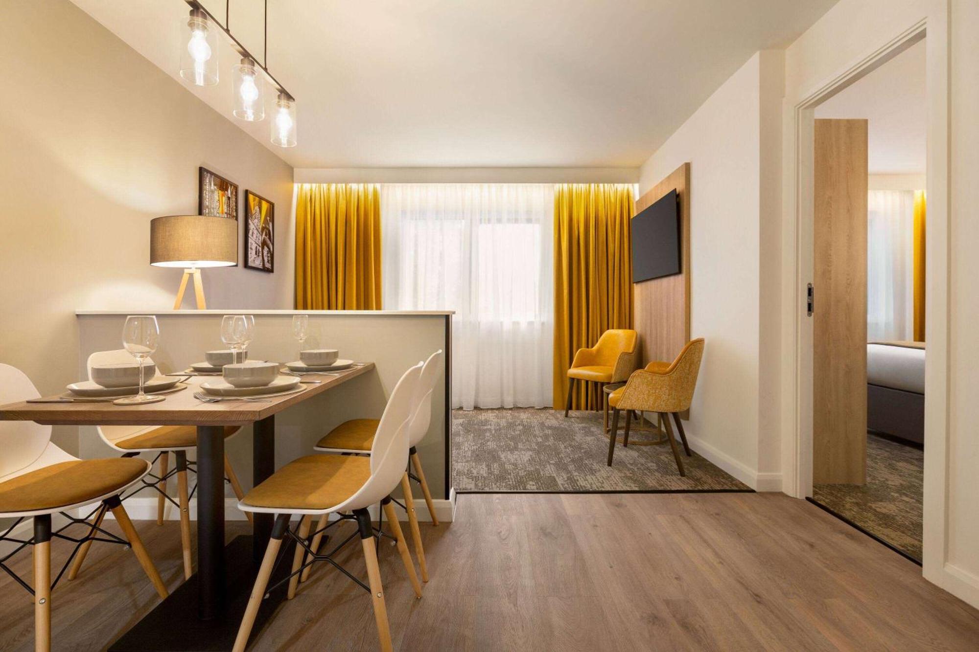 Super 8 By Wyndham Chester East Екстериор снимка