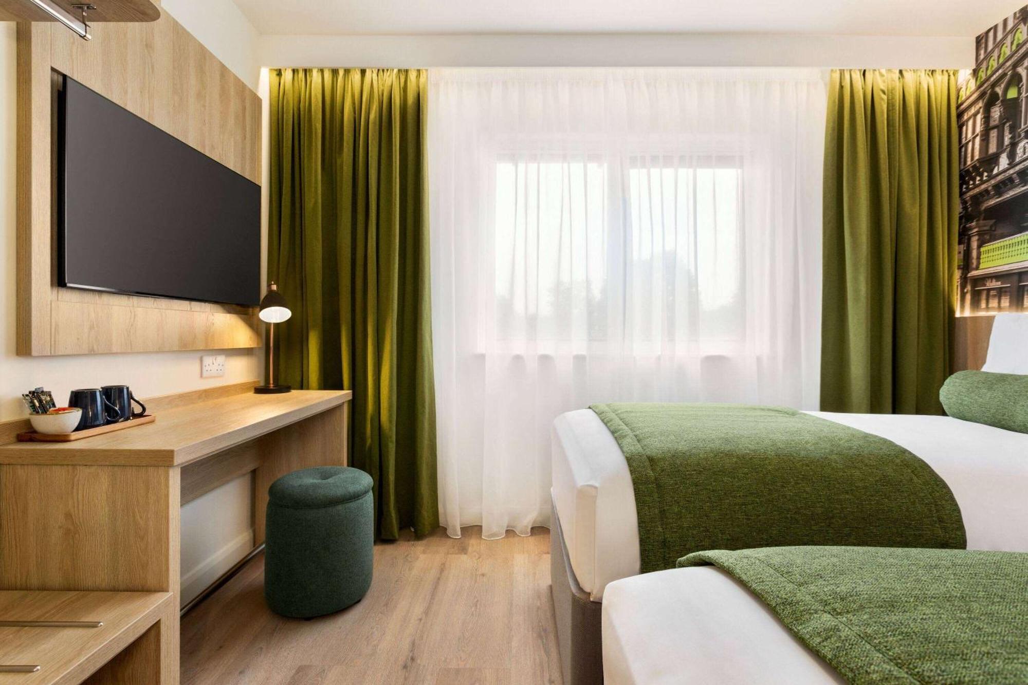 Super 8 By Wyndham Chester East Екстериор снимка
