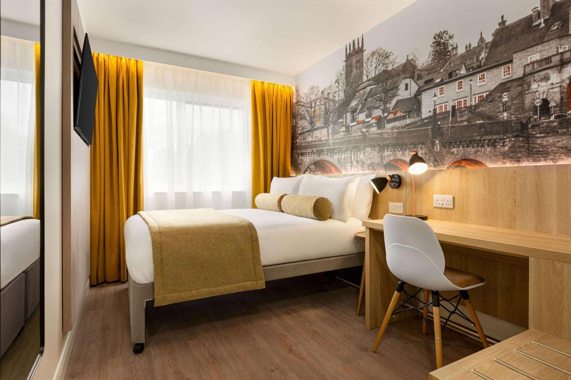 Super 8 By Wyndham Chester East Екстериор снимка