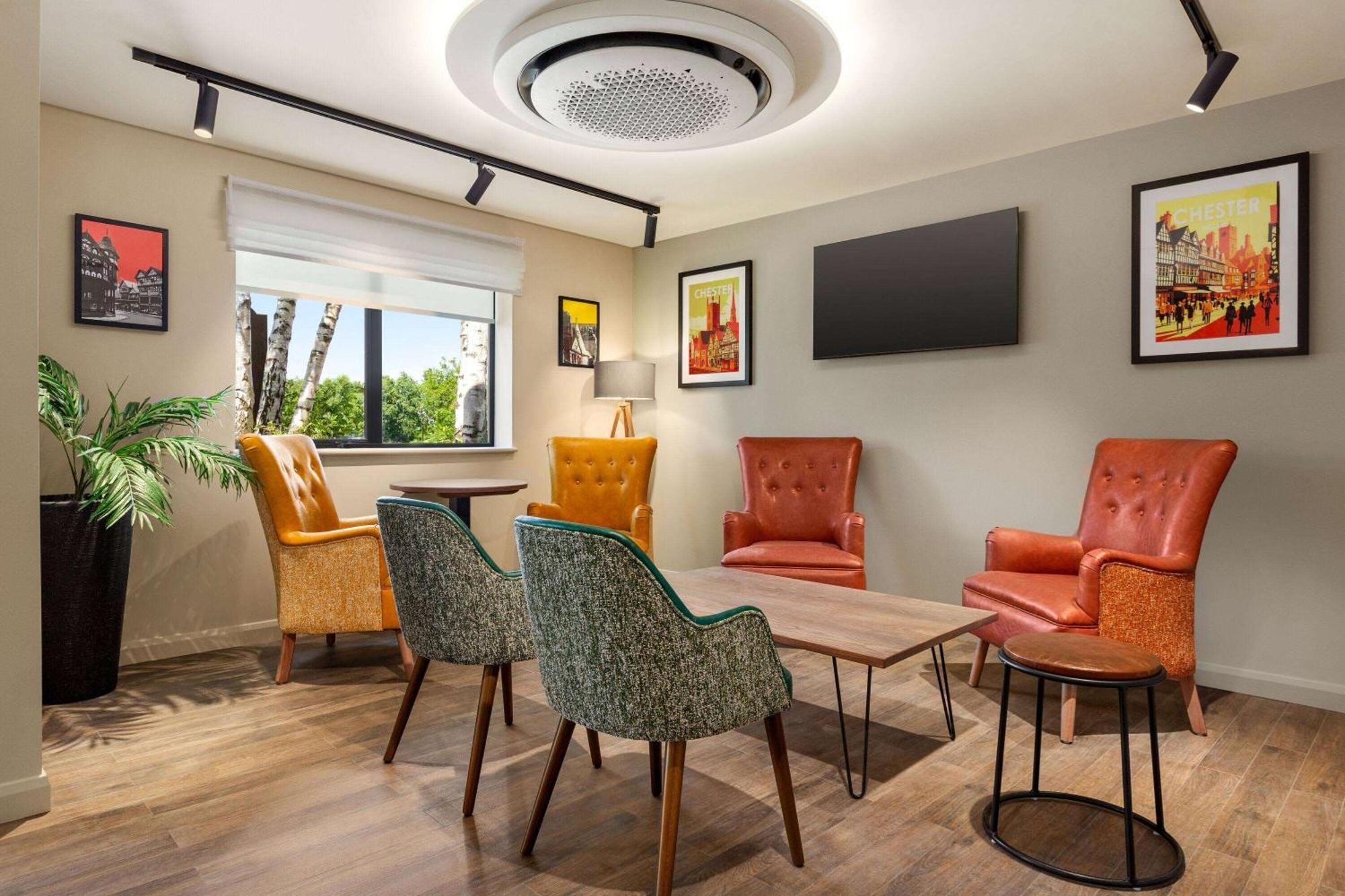 Super 8 By Wyndham Chester East Екстериор снимка