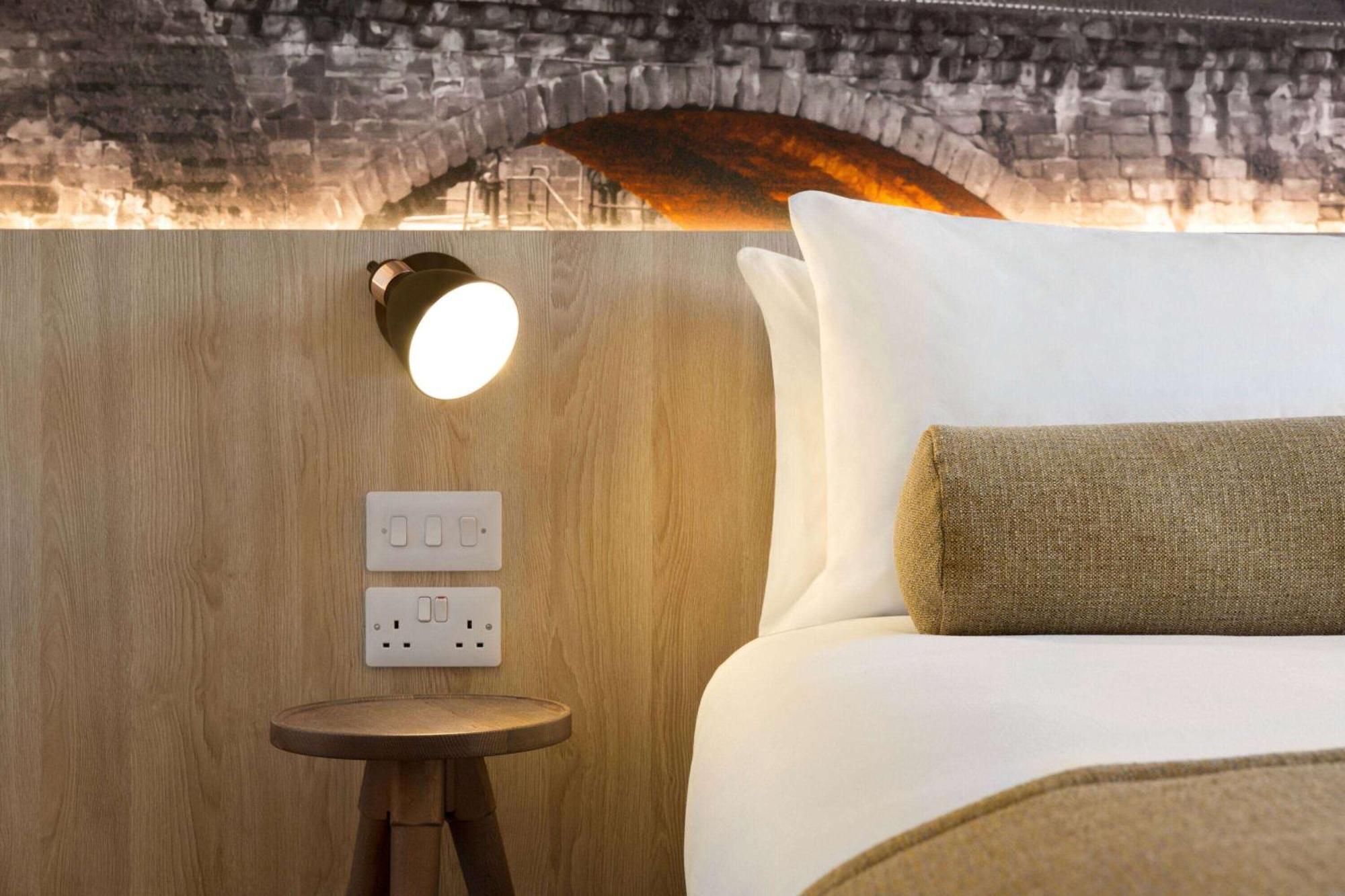 Super 8 By Wyndham Chester East Екстериор снимка