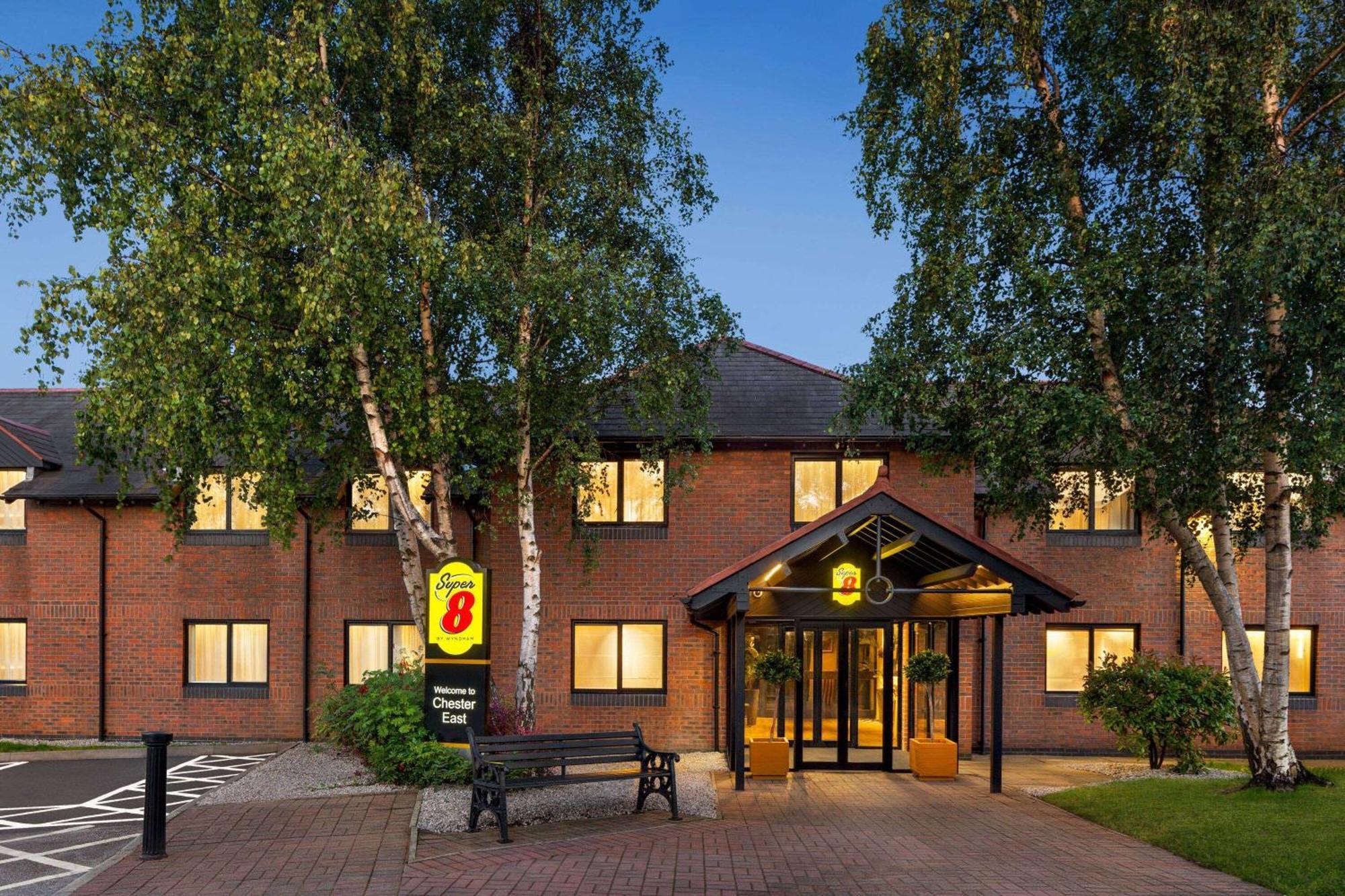 Super 8 By Wyndham Chester East Екстериор снимка