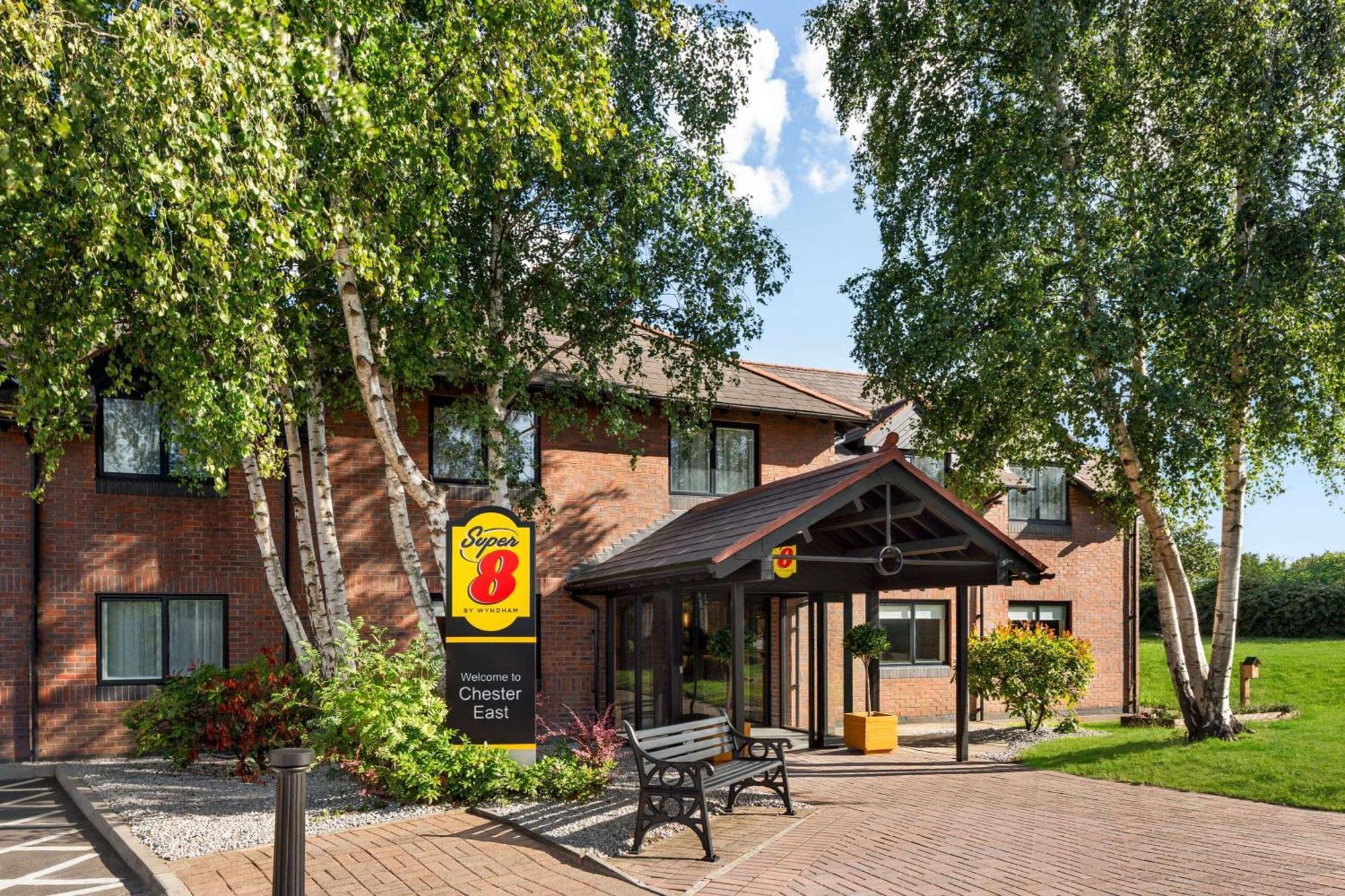 Super 8 By Wyndham Chester East Екстериор снимка