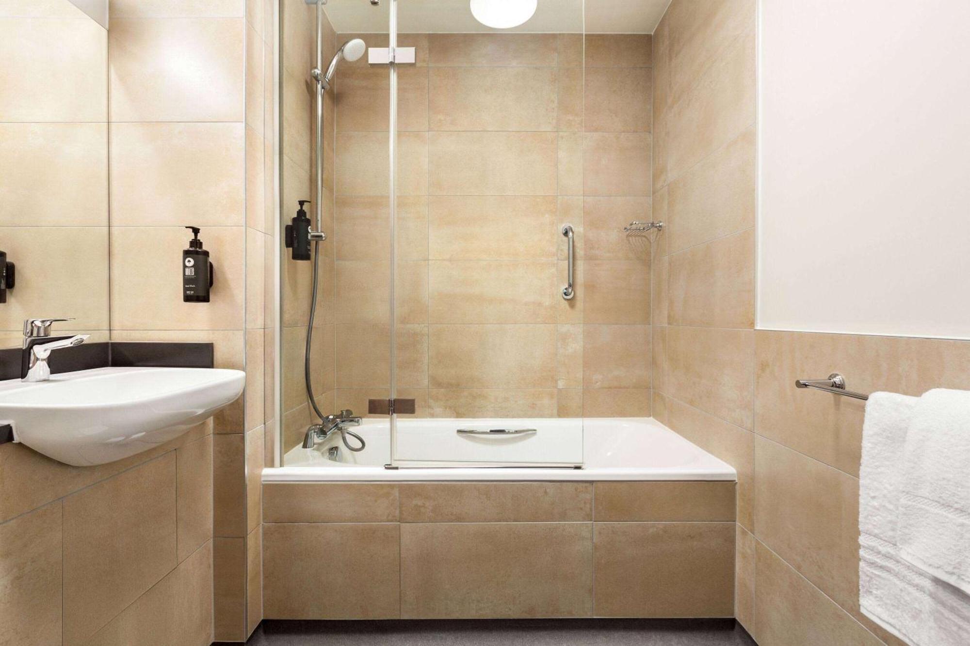Super 8 By Wyndham Chester East Стая снимка