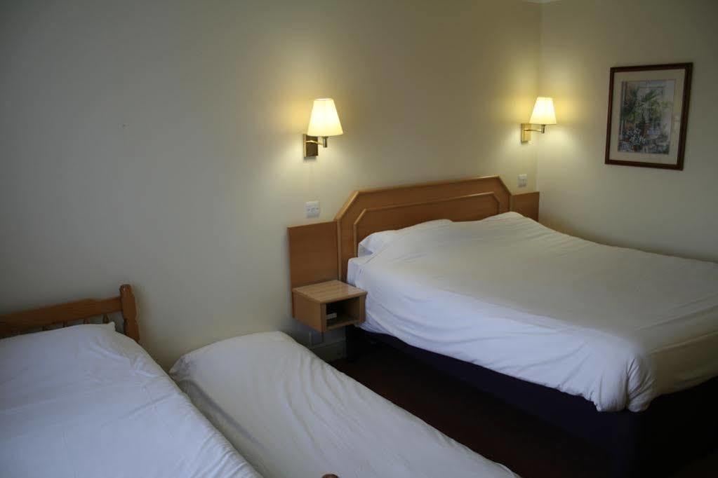 Super 8 By Wyndham Chester East Екстериор снимка